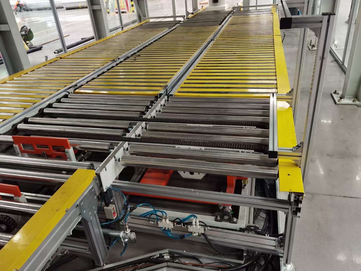 移栽滾筒輸送機，青島樂途行工業(yè)設(shè)備有限公司